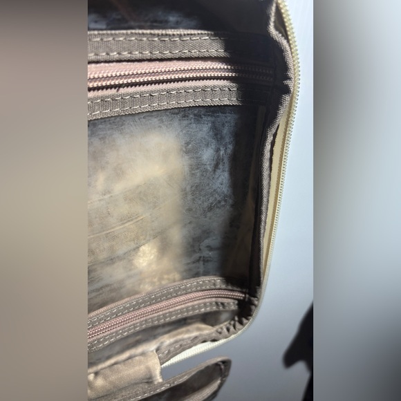 Chic Quilted White and Brown toiletry bag - Picture 9 of 11